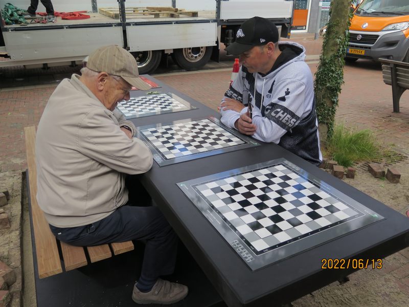 Even zitten aan de schaak-damtafel na plaatsing.